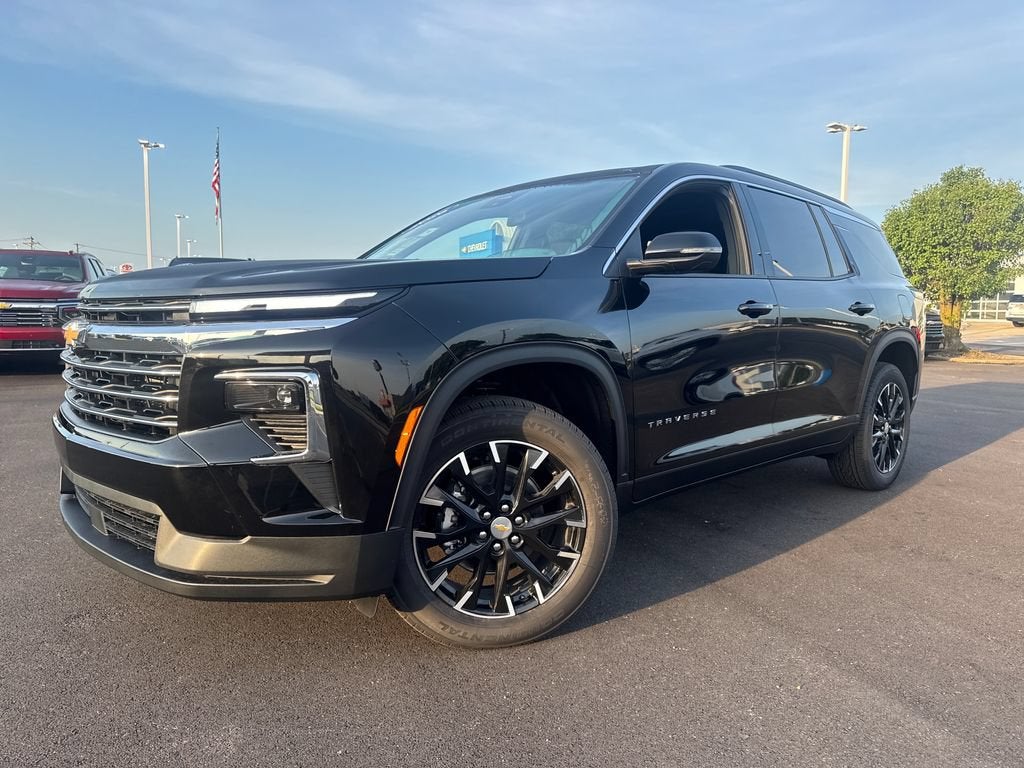2026 Chevrolet Traverse LT in Mosaic Black Metallic — front three-quarter view